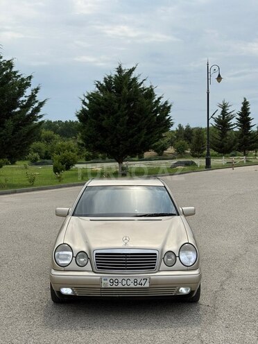 Mercedes E 200-1