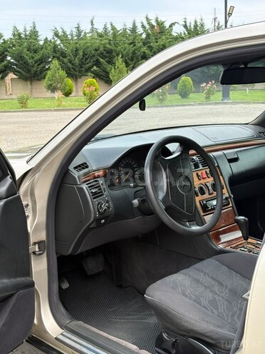Mercedes E 200-7