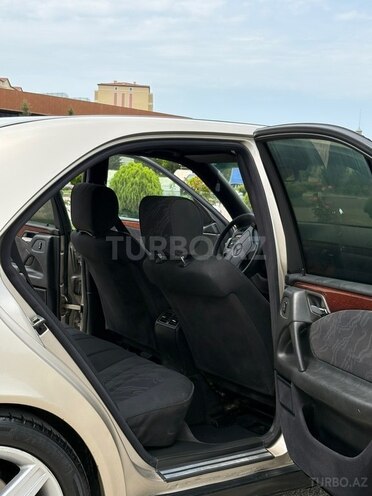Mercedes E 200-10