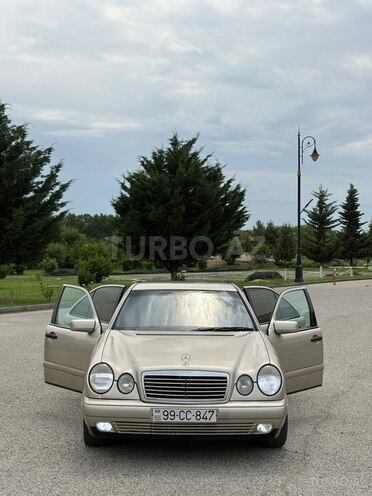 Mercedes E 200-11