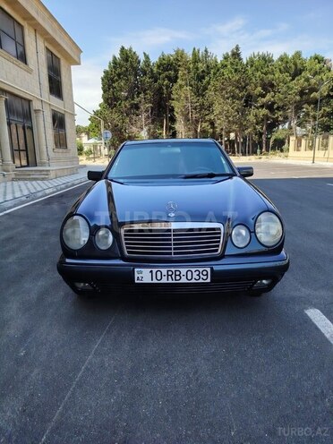 Mercedes E 240-1