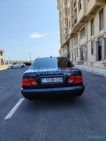 Mercedes E 240-2