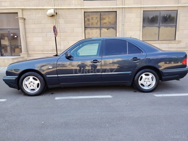 Mercedes E 240-4