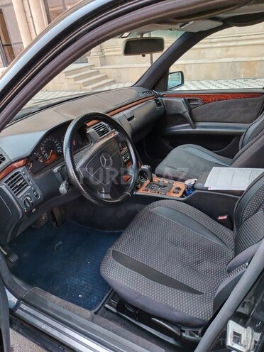 Mercedes E 240-7