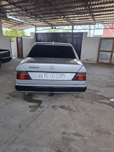 Mercedes 200 D-2
