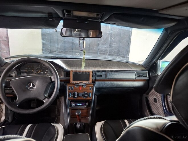 Mercedes 200 D-8