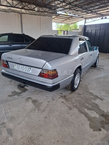 Mercedes 200 D-17