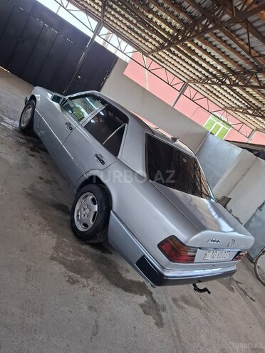 Mercedes 200 D-13