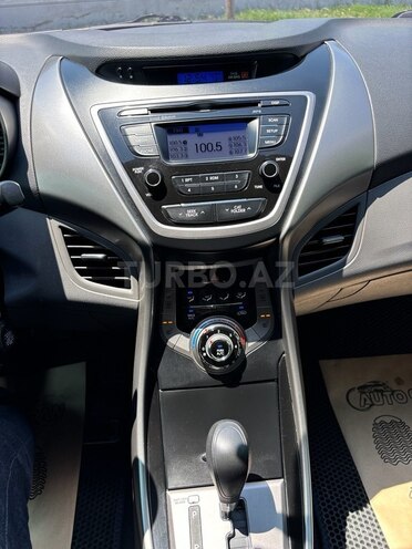 Hyundai Elantra-10