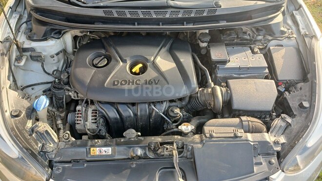 Hyundai Elantra-13