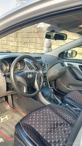 Hyundai Elantra-12