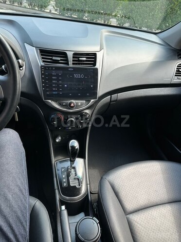 Hyundai Accent-12