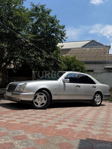 Mercedes E 240-2