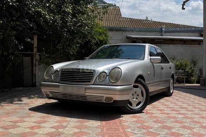 Mercedes E 240-1