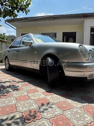 Mercedes E 240-3