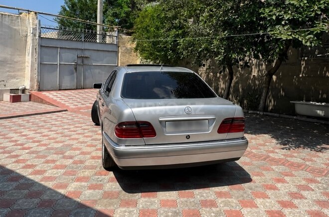 Mercedes E 240-6