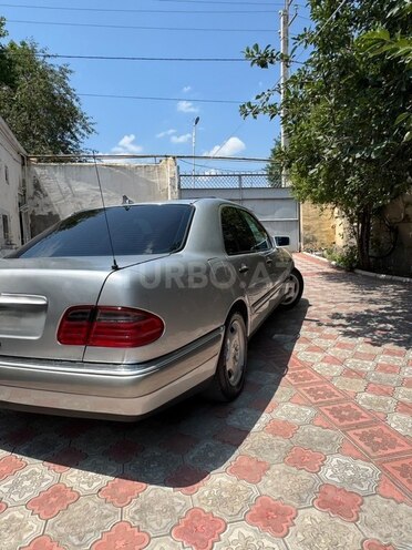Mercedes E 240-5