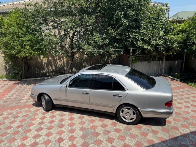 Mercedes E 240-4