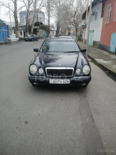 Mercedes E 240-1