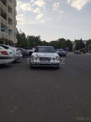 Mercedes E 220-1