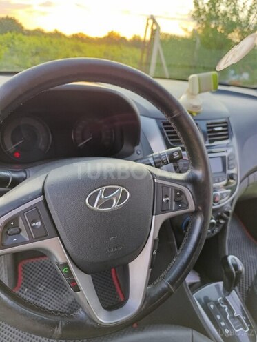 Hyundai Accent-4