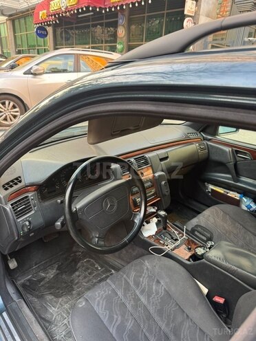 Mercedes E 220-4