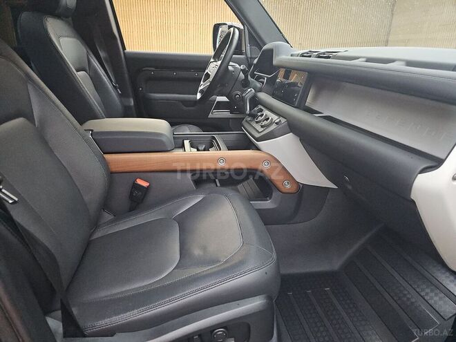 Land Rover Defender-7