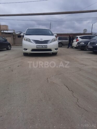Toyota Sienna-3