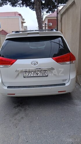 Toyota Sienna-10