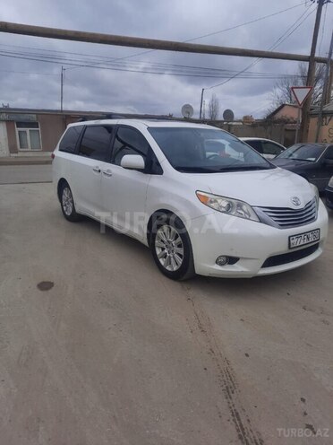 Toyota Sienna-6