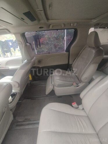 Toyota Sienna-11