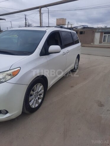 Toyota Sienna-12
