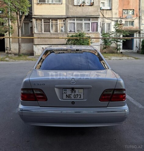 Mercedes E 320-4