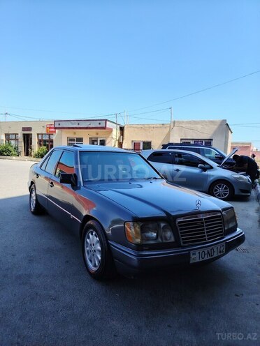 Mercedes 220 E-1