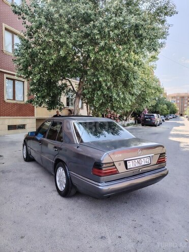 Mercedes 220 E-5