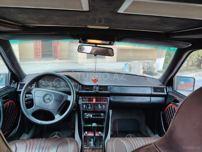 Mercedes 220 E-11