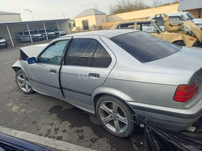 BMW 320-2