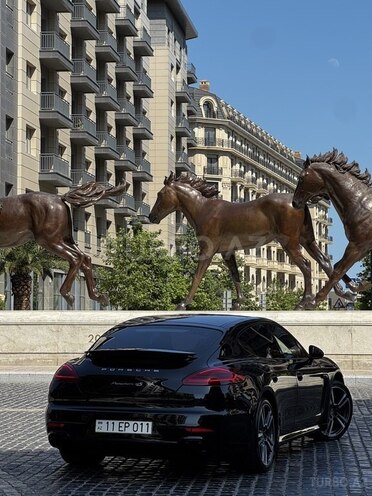 Porsche Panamera-4