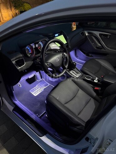 Hyundai Elantra-11