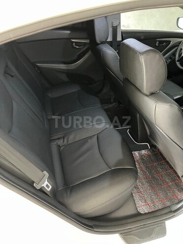 Hyundai Elantra-13