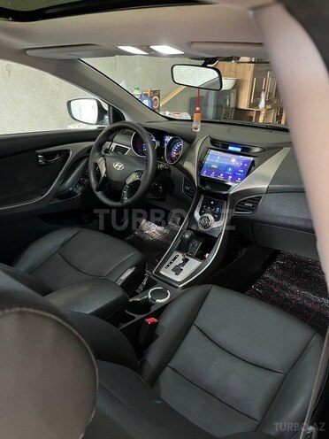 Hyundai Elantra-12