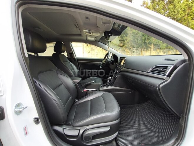 Hyundai Elantra-12