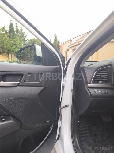 Hyundai Elantra-18