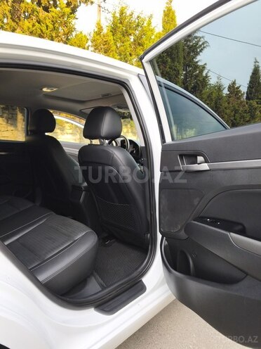 Hyundai Elantra-11
