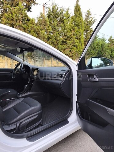 Hyundai Elantra-13