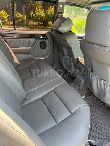 Mercedes 300 E-13