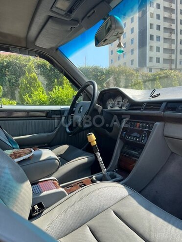 Mercedes 300 E-9
