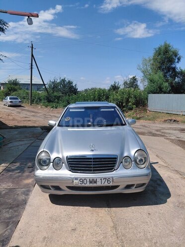 Mercedes E 270-1