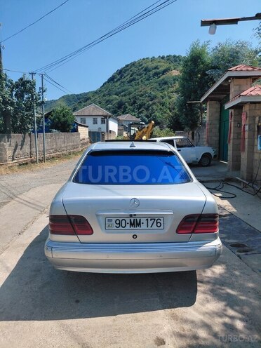 Mercedes E 270-2