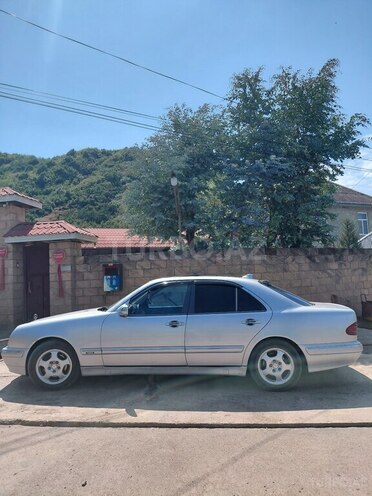 Mercedes E 270-3